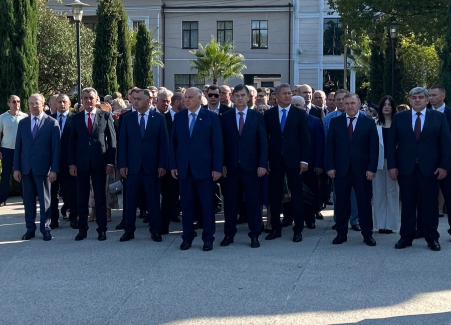 В Парке Славы возложили цветы к Мемориалу погибшим в Отечественной войне народа Абхазии