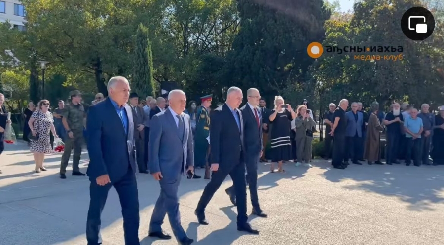 ПЕРВЫЙ ВИЦЕ-ПРЕМЬЕР, МИНИСТР СЕЛЬСКОГО ХОЗЯЙСТВА БЕСЛАН ДЖОПУА ПОЧТИЛ ПАМЯТЬ АБХАЗСКИХ БОЙЦОВ ЛЕОНИДА ПКИН И АРСЕНА ЭФЕНДИЕВА
