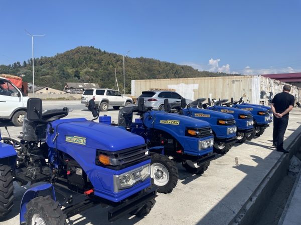 Передача мини-тракторов участникам программы развитие сельского хозяйства,