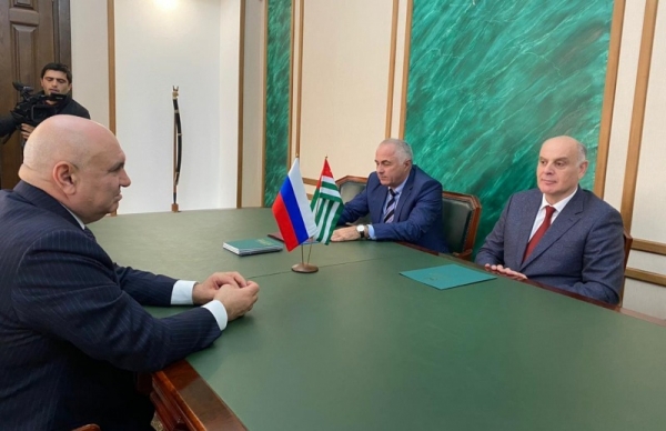 Президент Абхазии принял первого заместителя министра сельского хозяйства РФ Джамбулата Хатуова